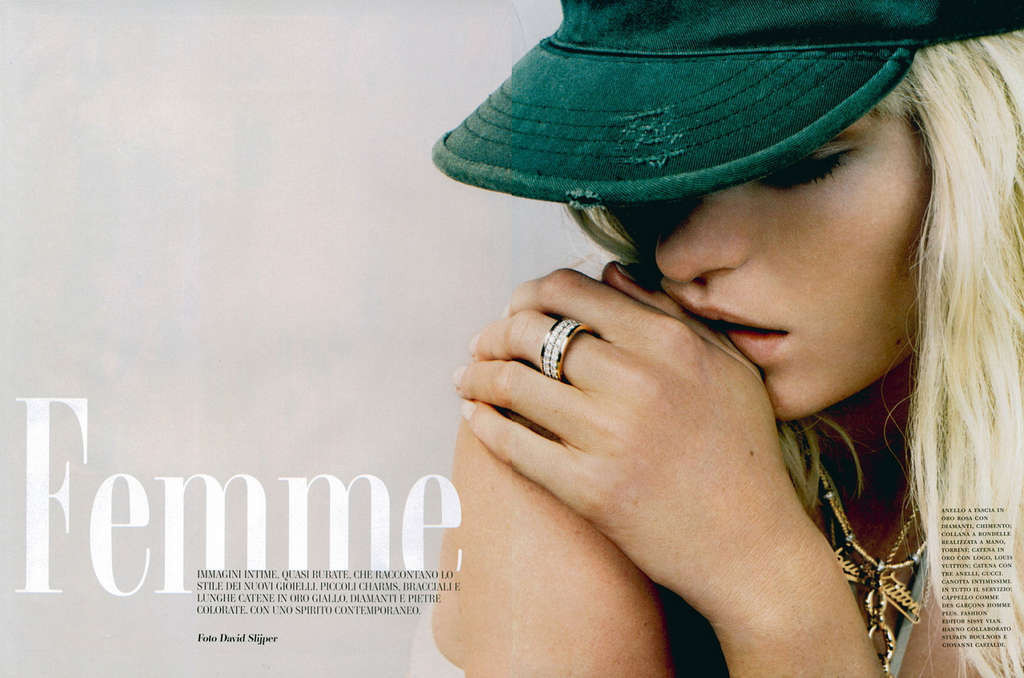 キャロライン・ウィンバーグ、雑誌の撮影で乳房を露出してヌードを披露する
 #75372938