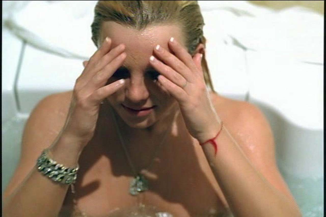 Britney spears posando totalmente desnuda y mostrando el culo sexy en tanga
 #75312023