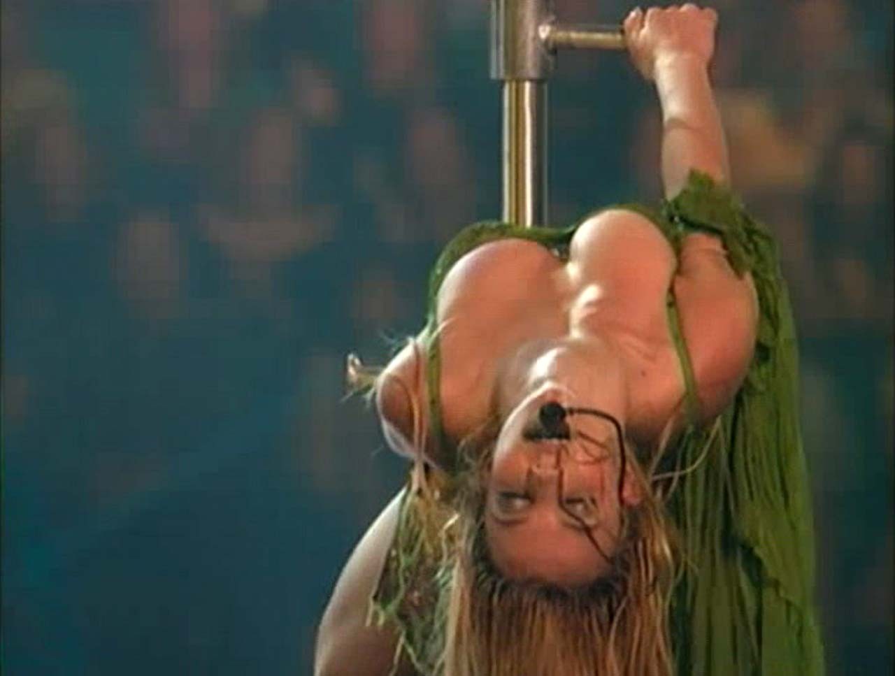 Britney spears posando totalmente desnuda y mostrando el culo sexy en tanga
 #75312034