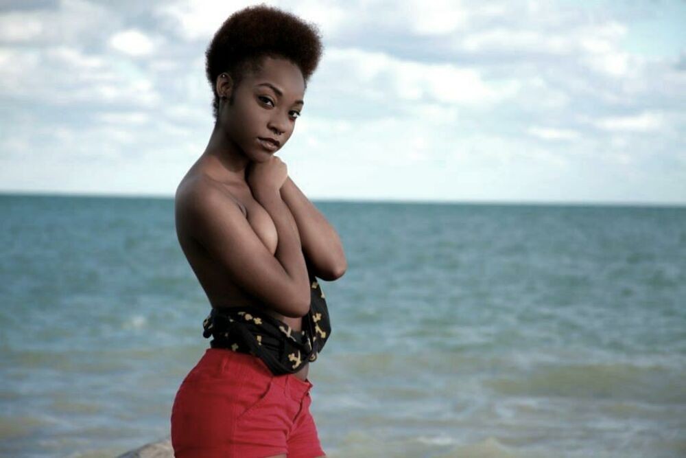 Las jóvenes negras se someten a gfs están posando y follando
 #79467676