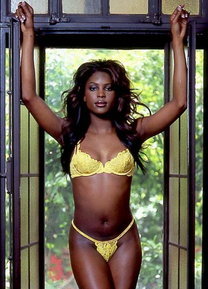 Las jóvenes negras se someten a gfs están posando y follando
 #79467702