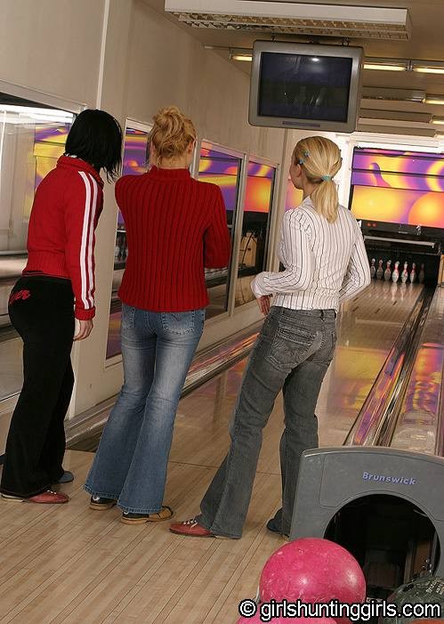 Drei Lesben spielen auf der Bowlingbahn
 #74080406