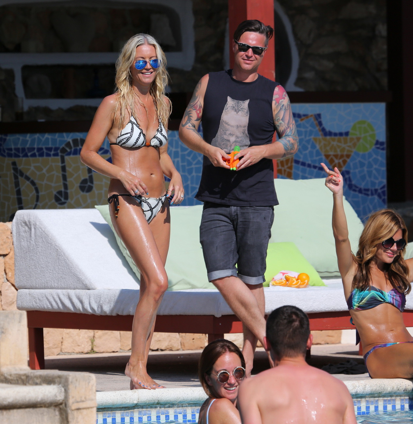 Denise van outen et Zoe Hardman portant de minuscules bikinis tout en s'amusant au bord de la mer.
 #75225952