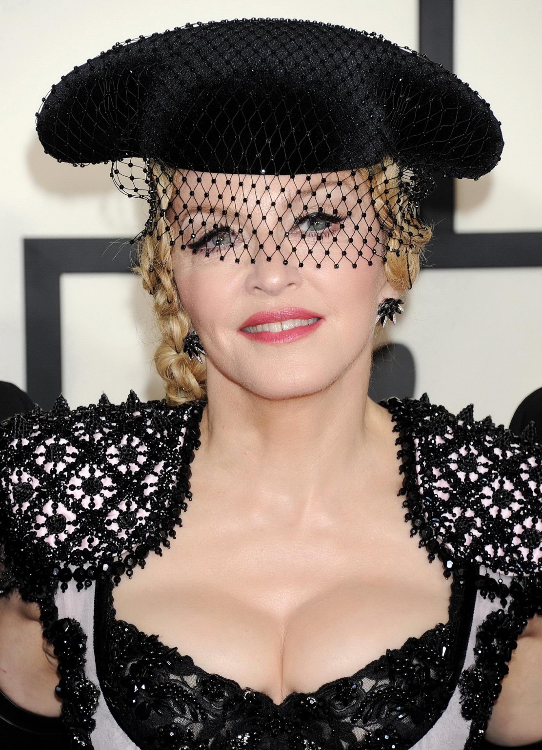 Madonna cleavy luciendo un conjunto de guarras en la 57ª edición de los premios grammy en la
 #75172996