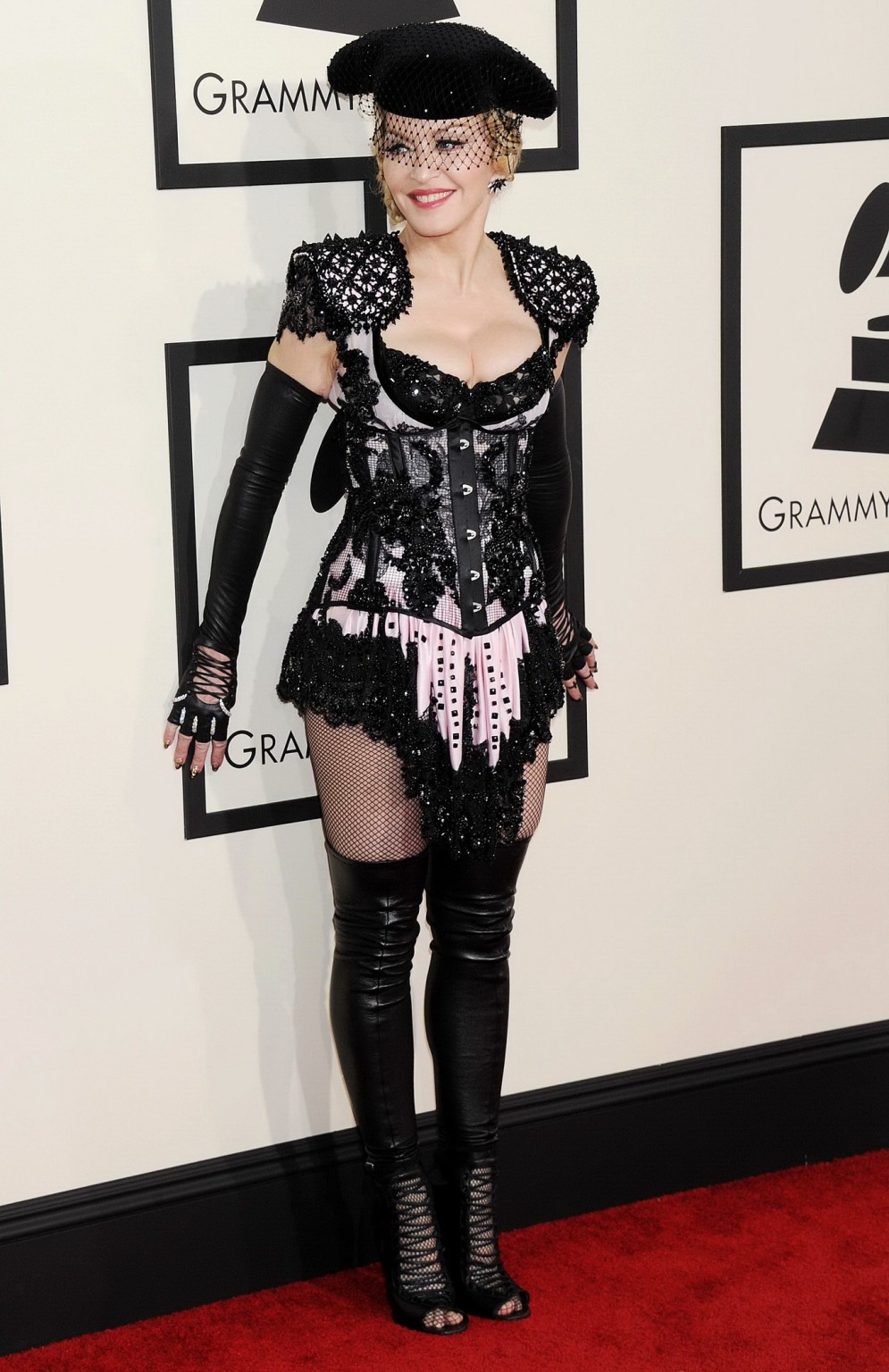 Madonna cleavy luciendo un conjunto de guarras en la 57ª edición de los premios grammy en la
 #75173045