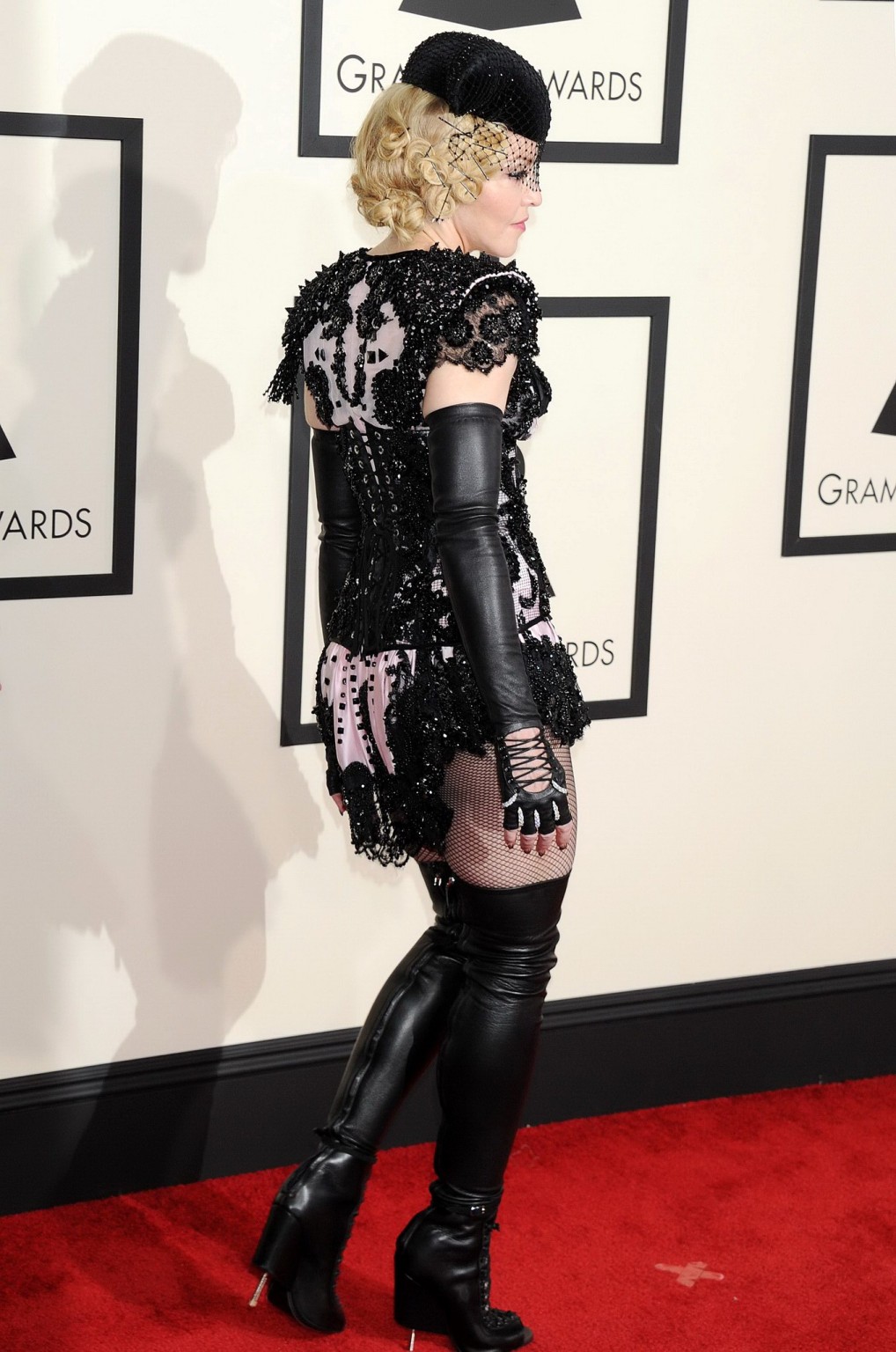 Madonna cleavy luciendo un conjunto de guarras en la 57ª edición de los premios grammy en la
 #75173076