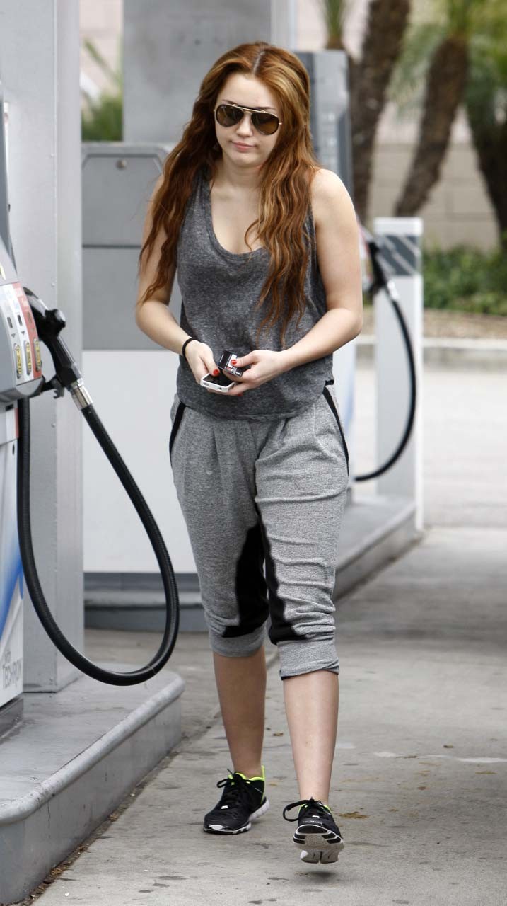 Miley Cyrus pompaggio di gas sulla stazione e mostrando il suo grande culo foto paparazzi
 #75311265