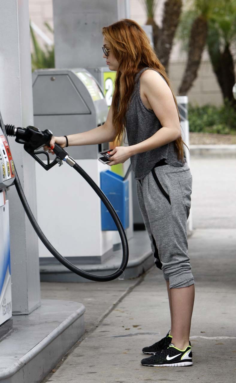 Miley Cyrus pompaggio di gas sulla stazione e mostrando il suo grande culo foto paparazzi
 #75311270