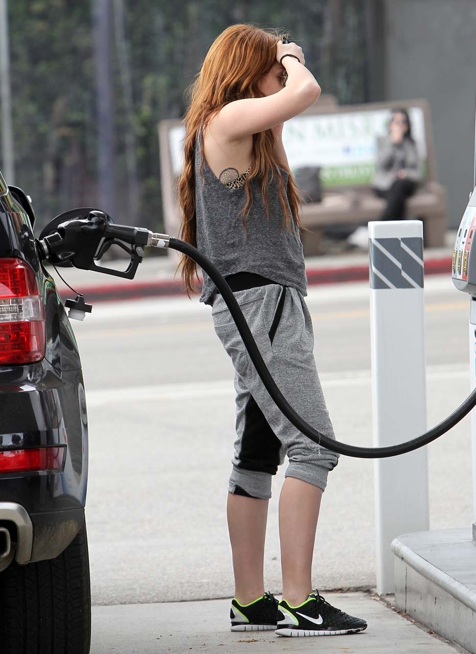 Miley Cyrus pompaggio di gas sulla stazione e mostrando il suo grande culo foto paparazzi
 #75311289