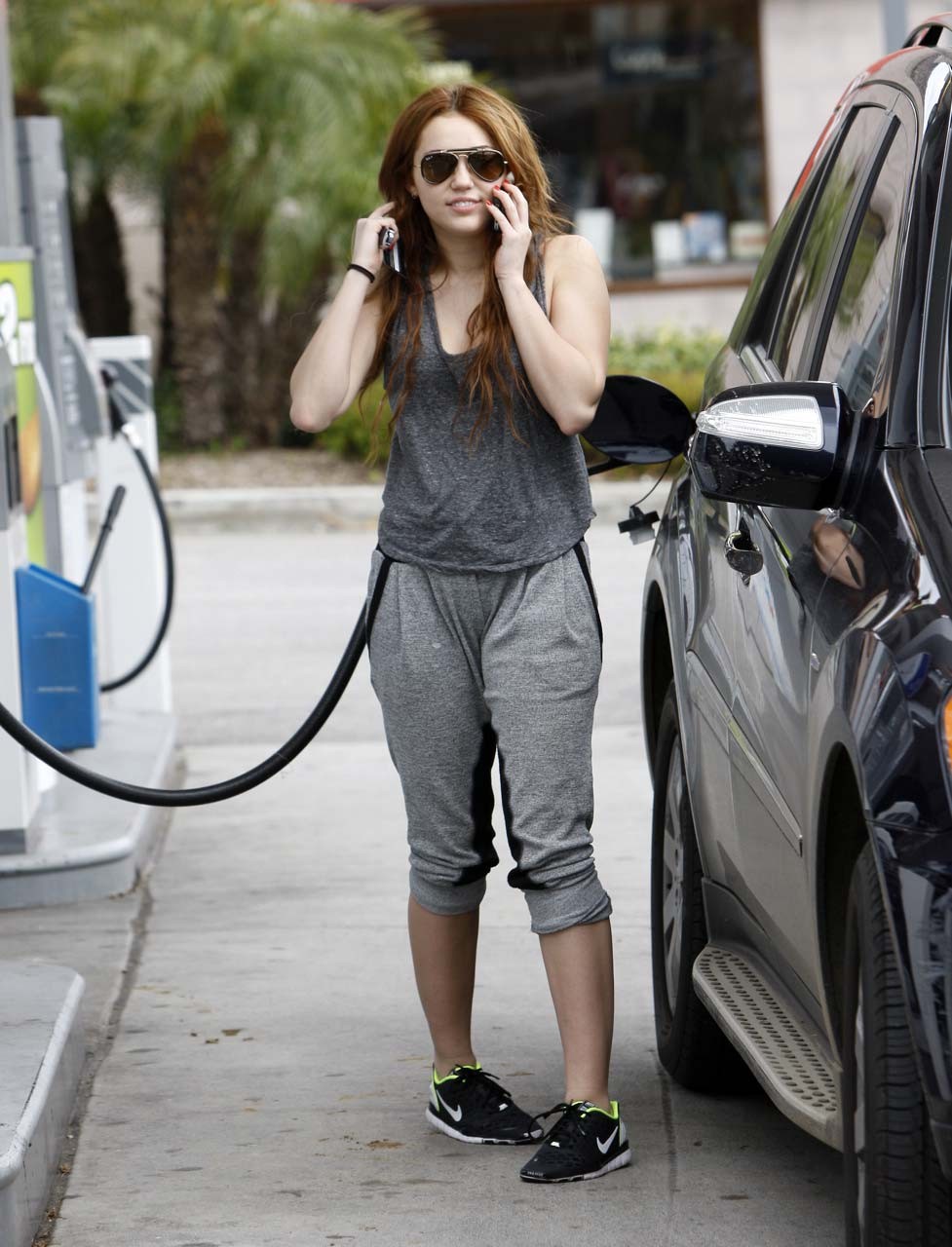 Miley Cyrus pompaggio di gas sulla stazione e mostrando il suo grande culo foto paparazzi
 #75311306