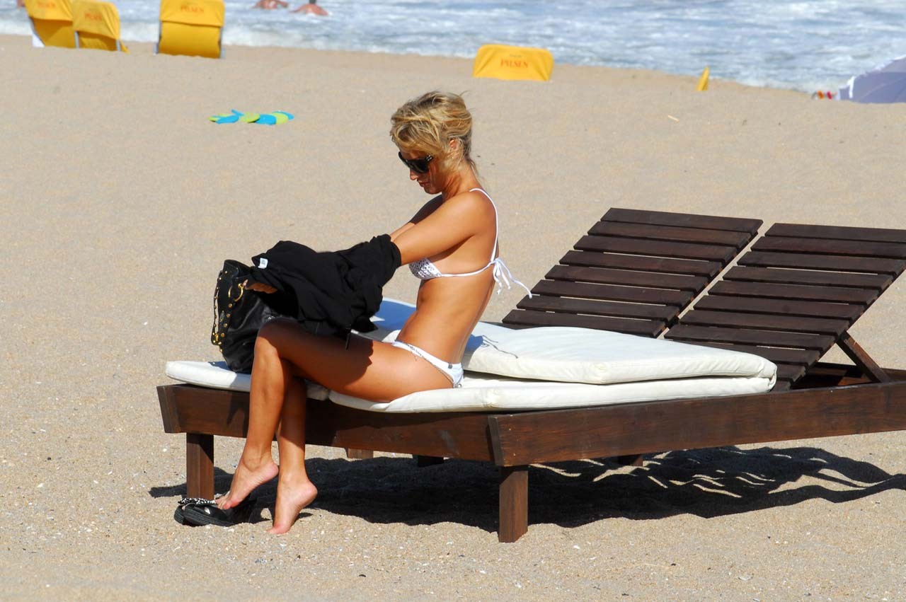 Lola Ponce mostrando il suo bel culo in perizoma e sexy in bikini sulla spiaggia paparazzi s
 #75318744