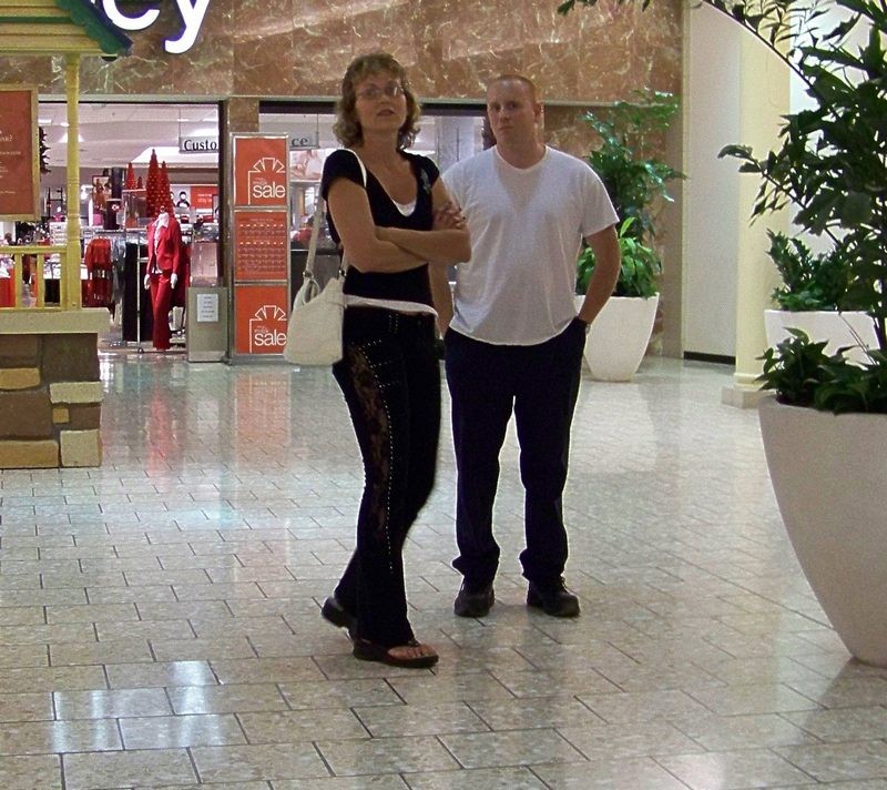 La femme salope ramasse un mec dans le centre commercial pour baiser avec lui.
 #77611710