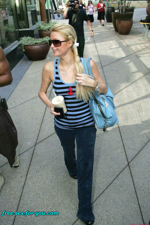 Paris Hilton showing pussy and upskirt paparazzi pictures #75436064