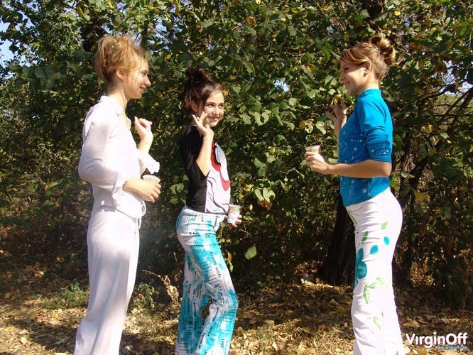 Drei junge verspielte Cuties haben ungezogenen lesbischen Spaß im Wald
 #72848089