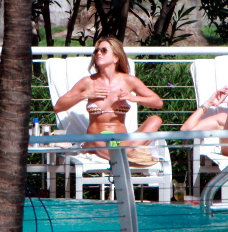 Jennifer aniston favoloso topless sulla spiaggia
 #75387901