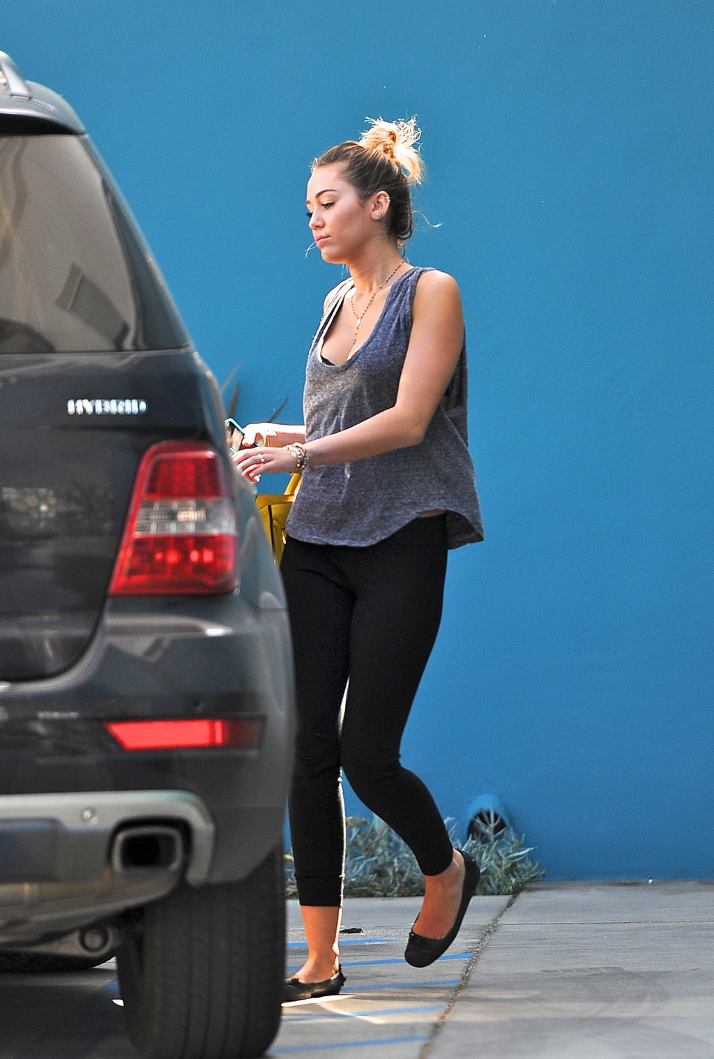 Miley Cyrusがタイツとトップスを着て、胸と脚を強調してハリウッドに登場
 #75271220