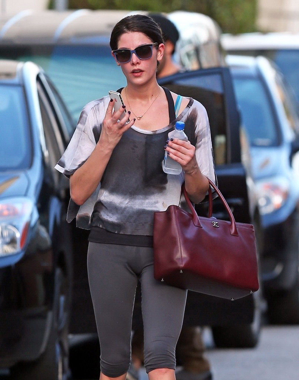 Ashley Greene montre un cameltoe en sueur dans un collant en sortant de la salle de gym à Studio City.
 #75242733