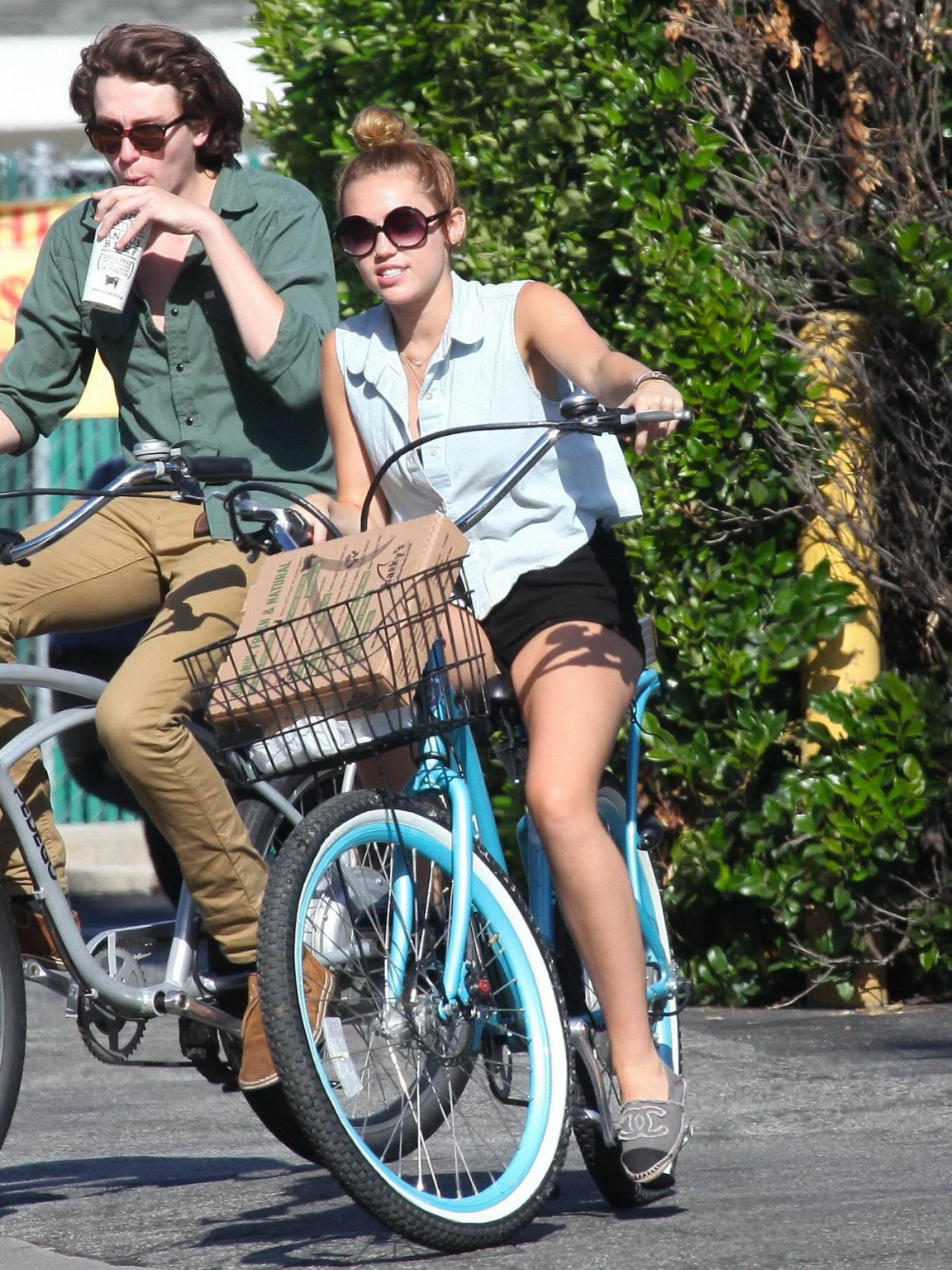 Miley cyrus paseando en bici por toluca lake con unos shorts negros
 #75261374