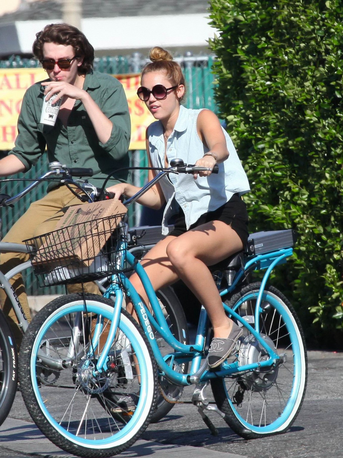 Miley cyrus paseando en bici por toluca lake con unos shorts negros
 #75261388