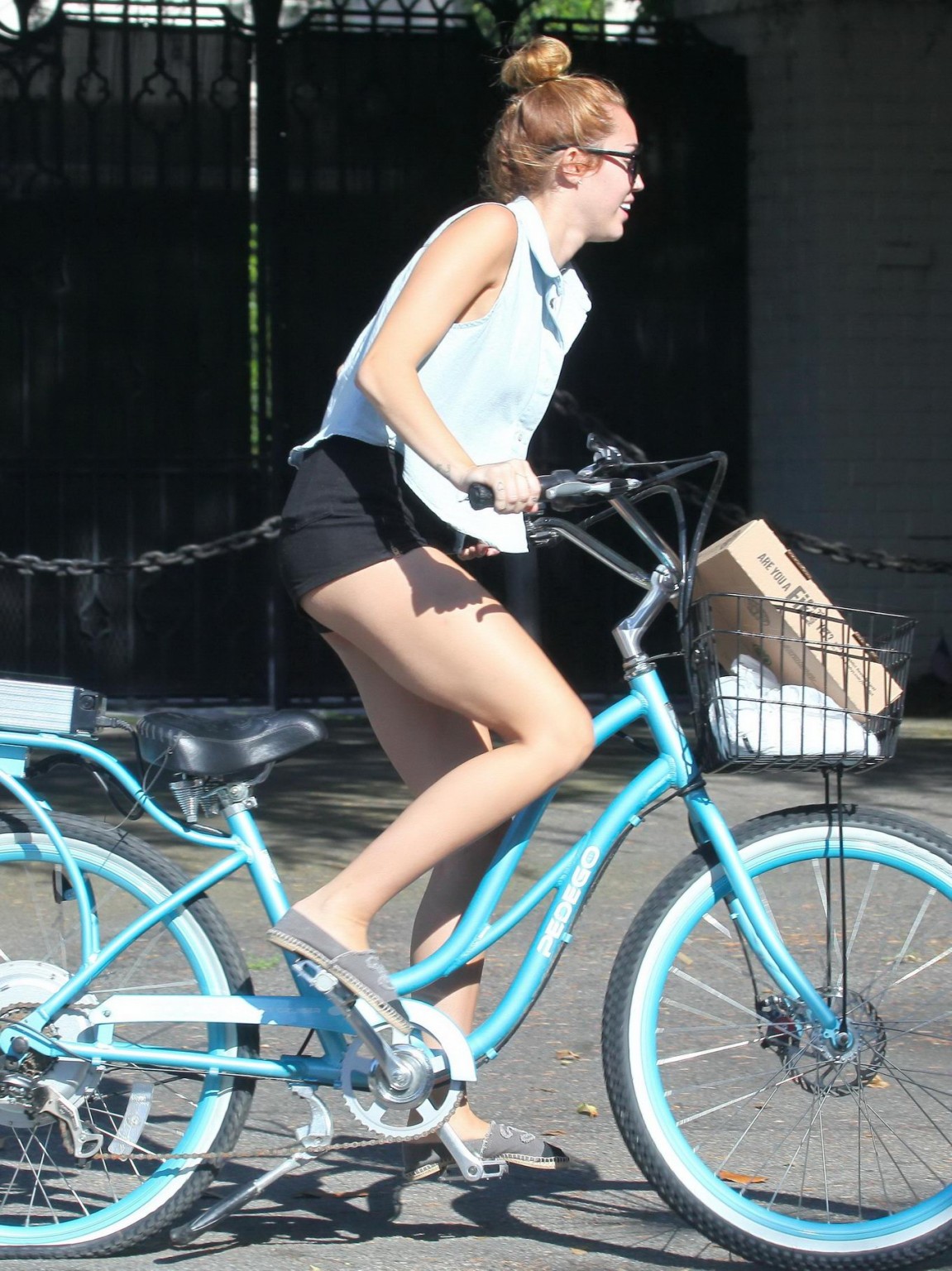 Miley cyrus in bicicletta intorno al lago Toluca in piccoli pantaloncini neri
 #75261425