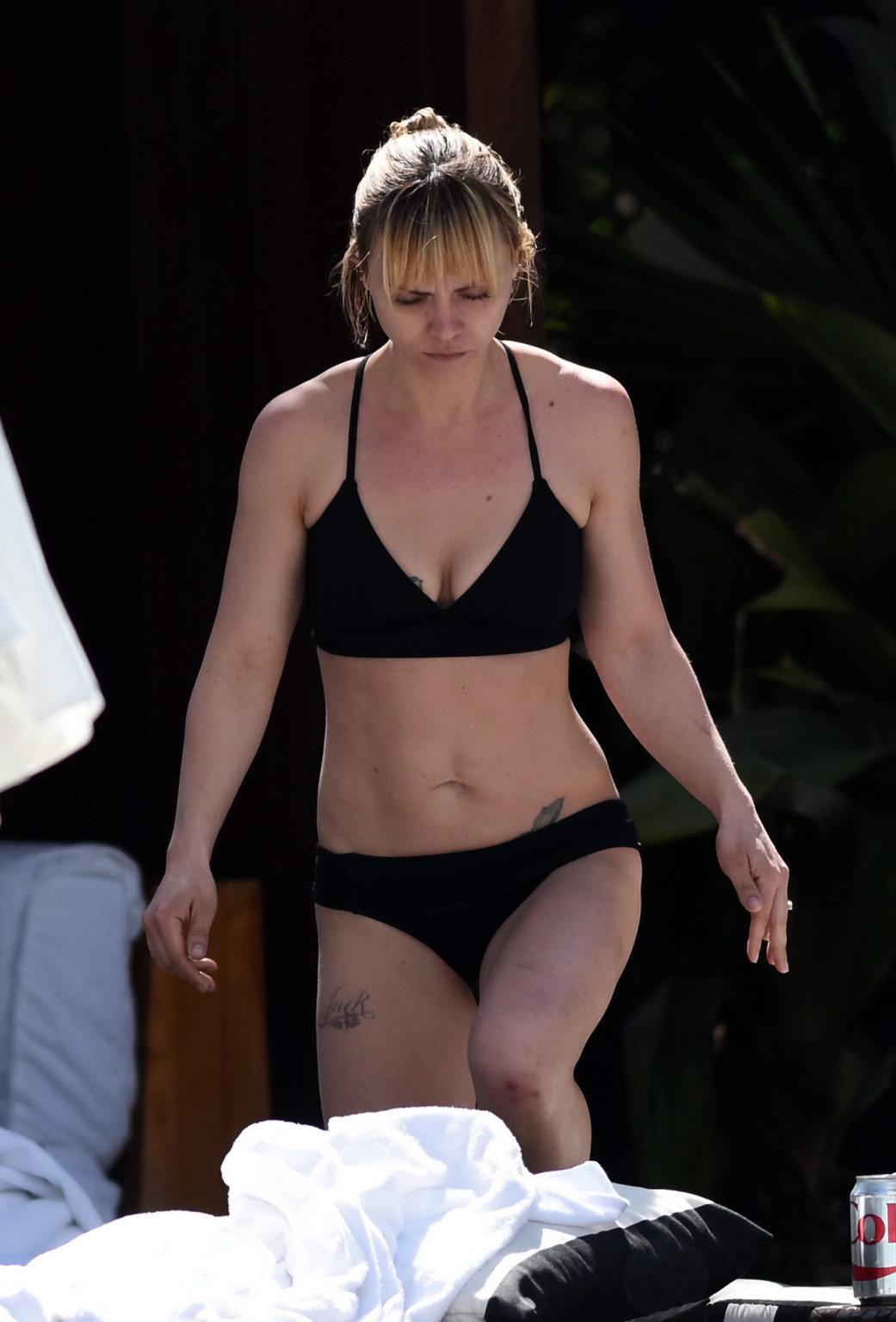 Christina ricci zeigt ihren heißen Bikini-Body am Pool
 #75145473