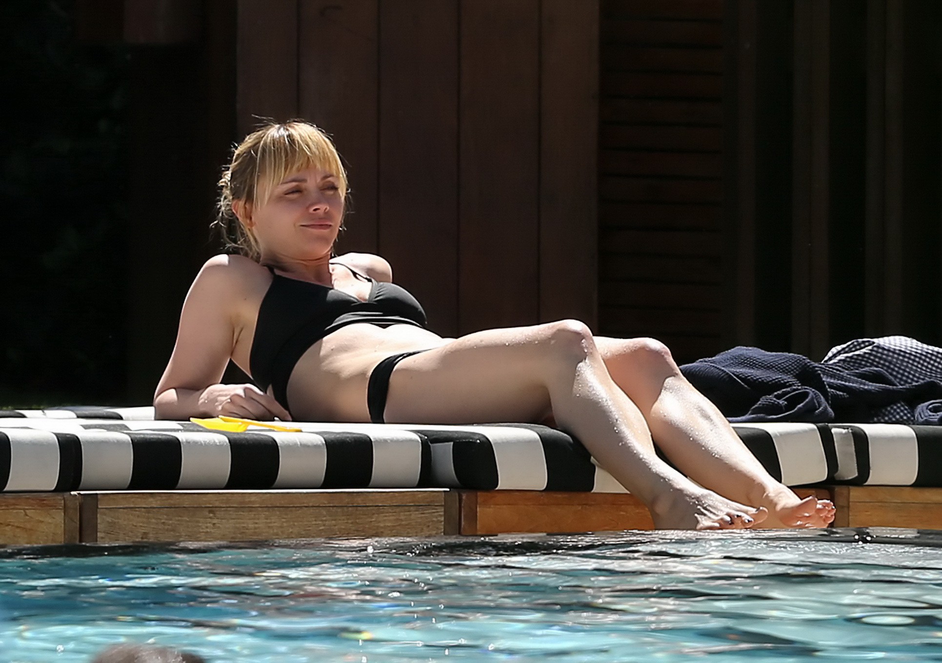 Christina ricci zeigt ihren heißen Bikini-Body am Pool
 #75145567