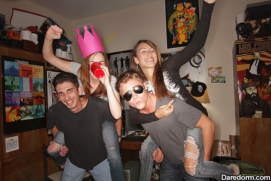 Super heiß rauchende Teens genagelt hart super heiß echte College-Sex-Party-Bilder
 #68439502