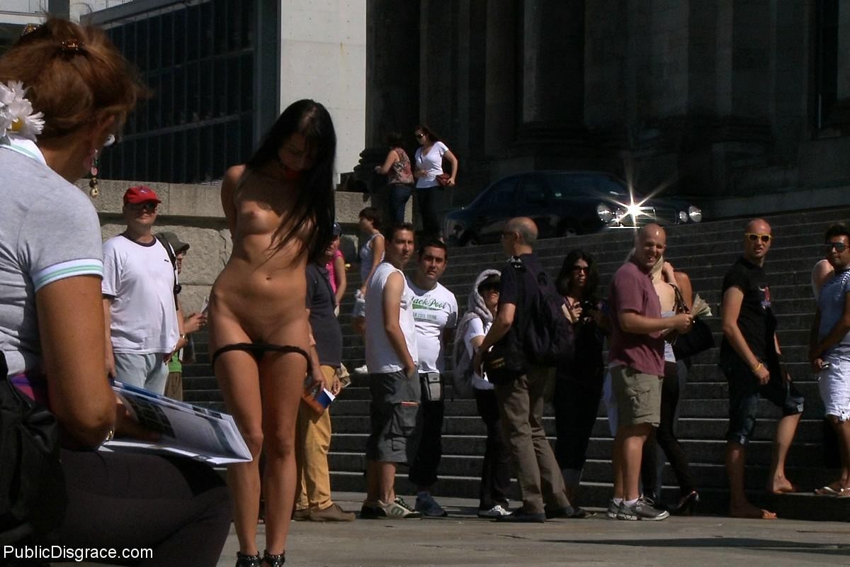 Europäische Hottie wird nackt und gefesselt durch die Straßen paradiert
 #67519580