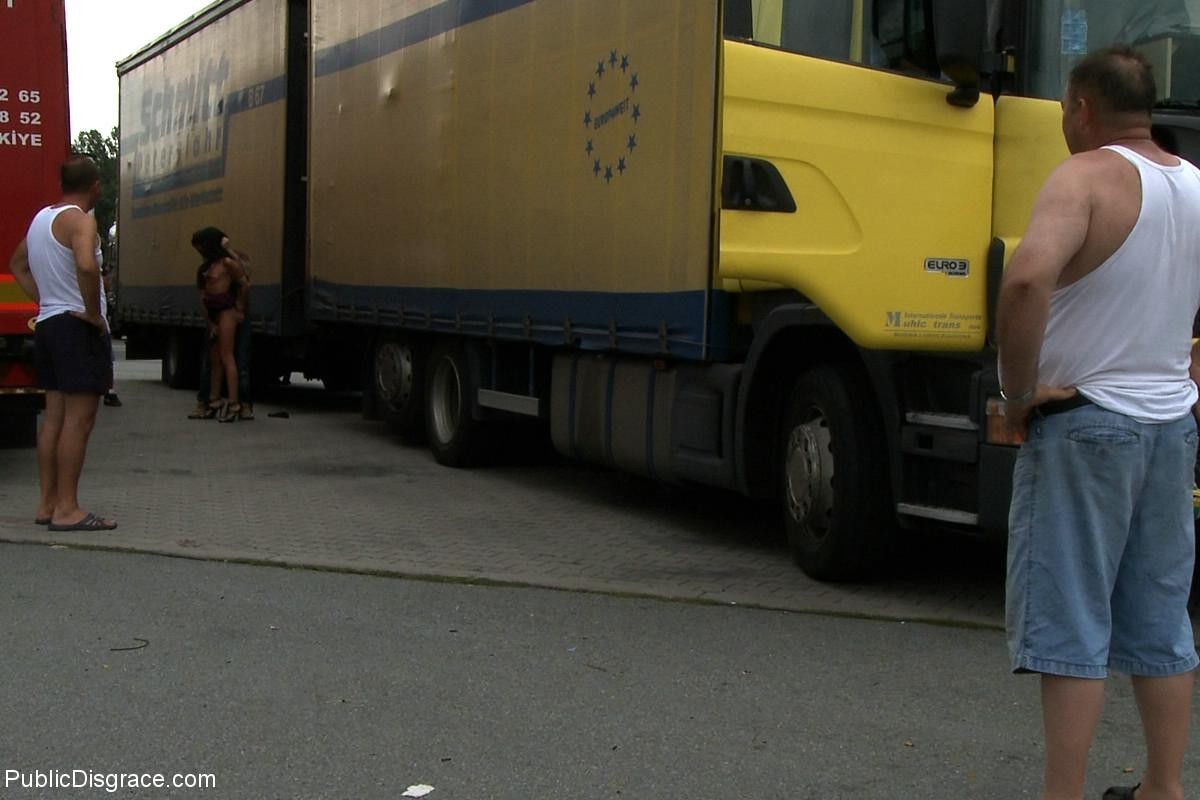 Europäische Hottie wird nackt und gefesselt durch die Straßen paradiert
 #67519635