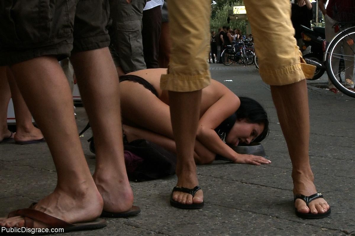 Una europea muy sexy es paseada desnuda y atada por las calles
 #67519734