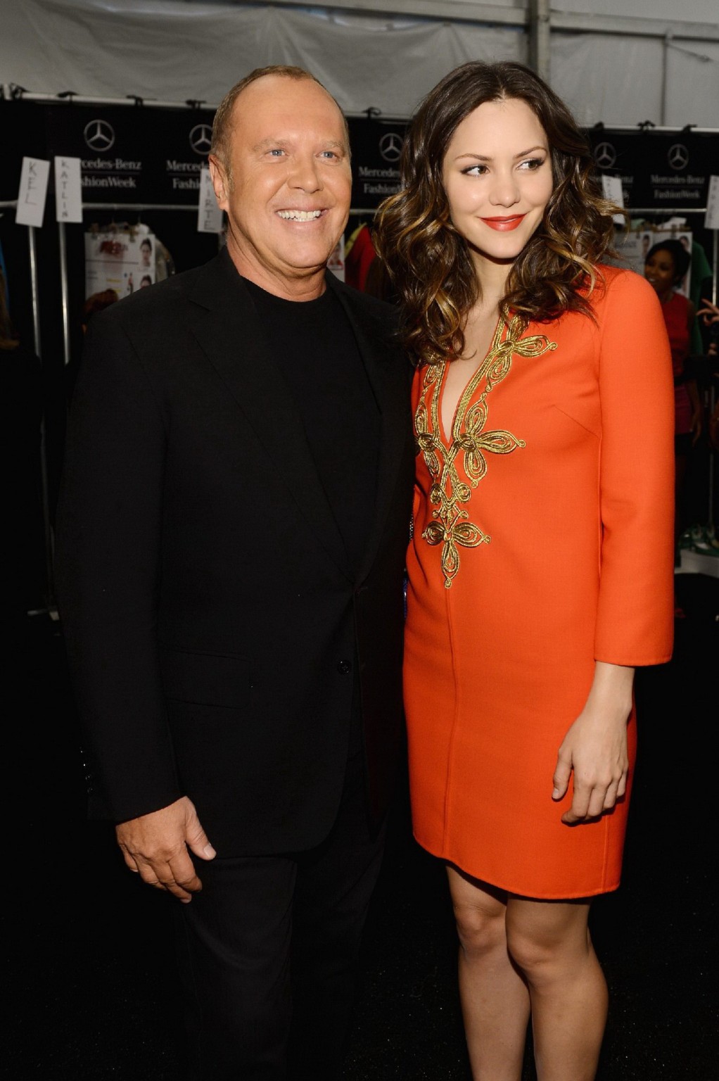 Katharine McPhee zeigt ihr langes Dekolleté in einem orangefarbenen Kleid bei der Michael Kors Spring 20
 #75252396