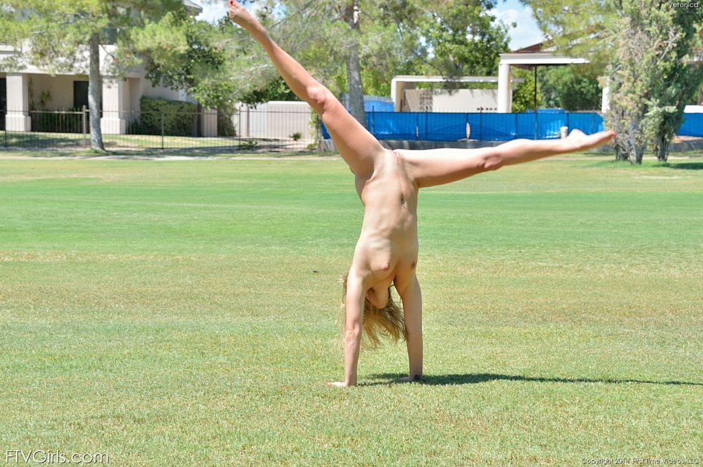 Exhibitionist macht ein paar nackte Cartwheels im Park
 #67257003