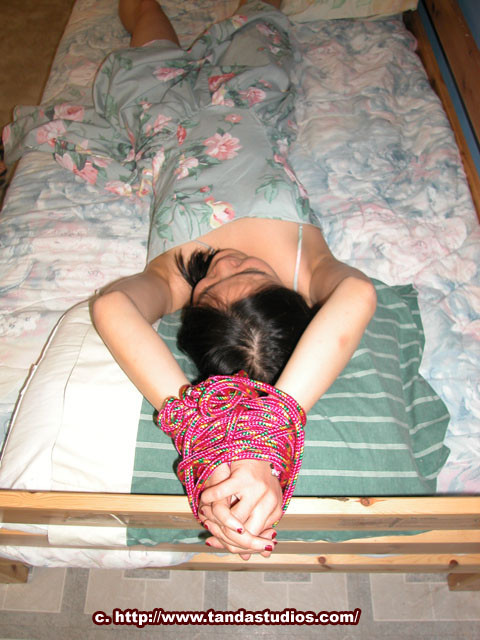 Asiática caliente atada
 #70037100