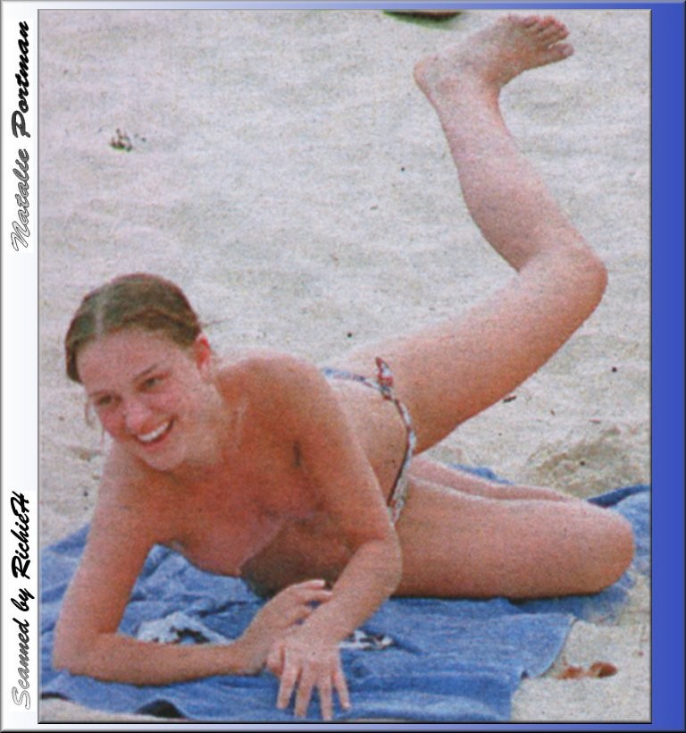 Niedliche Schauspielerin Natalie Portman nackt am Strand
 #75369415