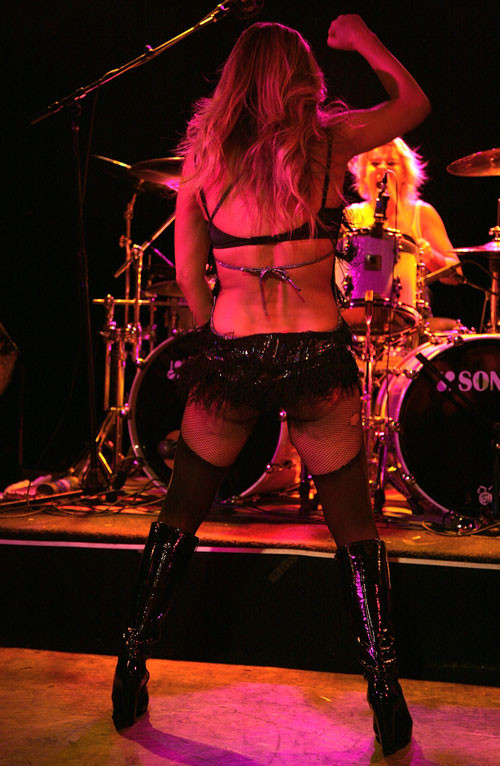 Jessica simpson mostrando su bonito culo en falda en el escenario y el deslizamiento del pezón paparazzi 
 #75402837