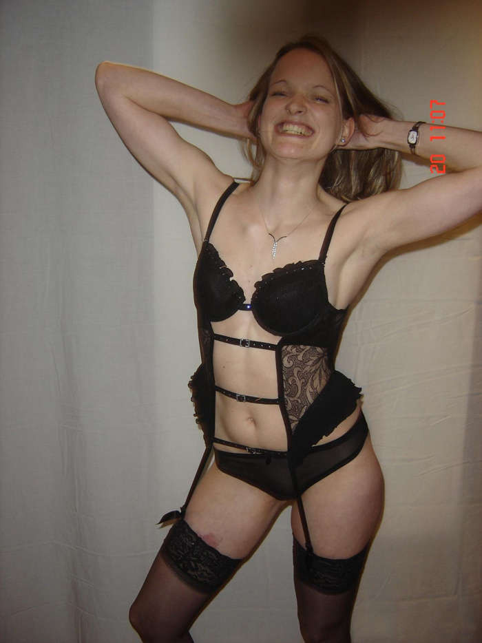 Photos d'une femme amateur dans sa lingerie noire sexy
 #75461819
