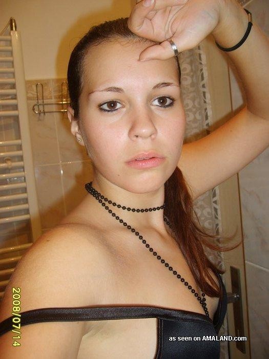 Fotos de una joven española mostrando sus tetas
 #77027365