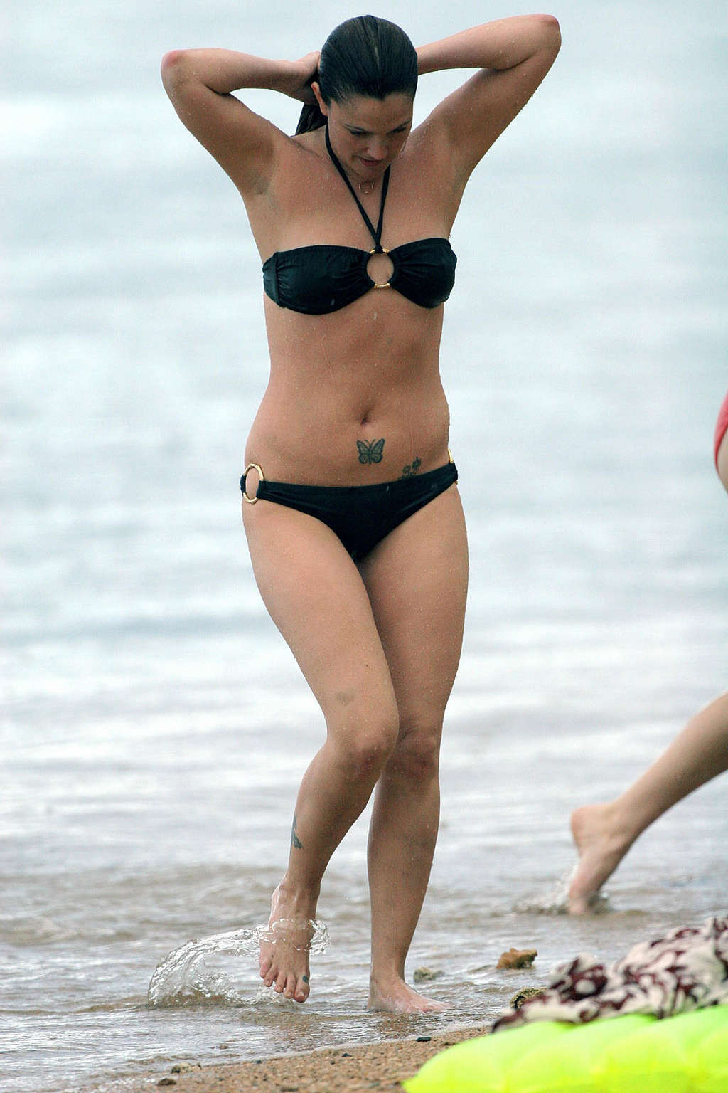 Cameron diaz montrant son cul sexy en string et profitant de la plage en topless
 #75365821