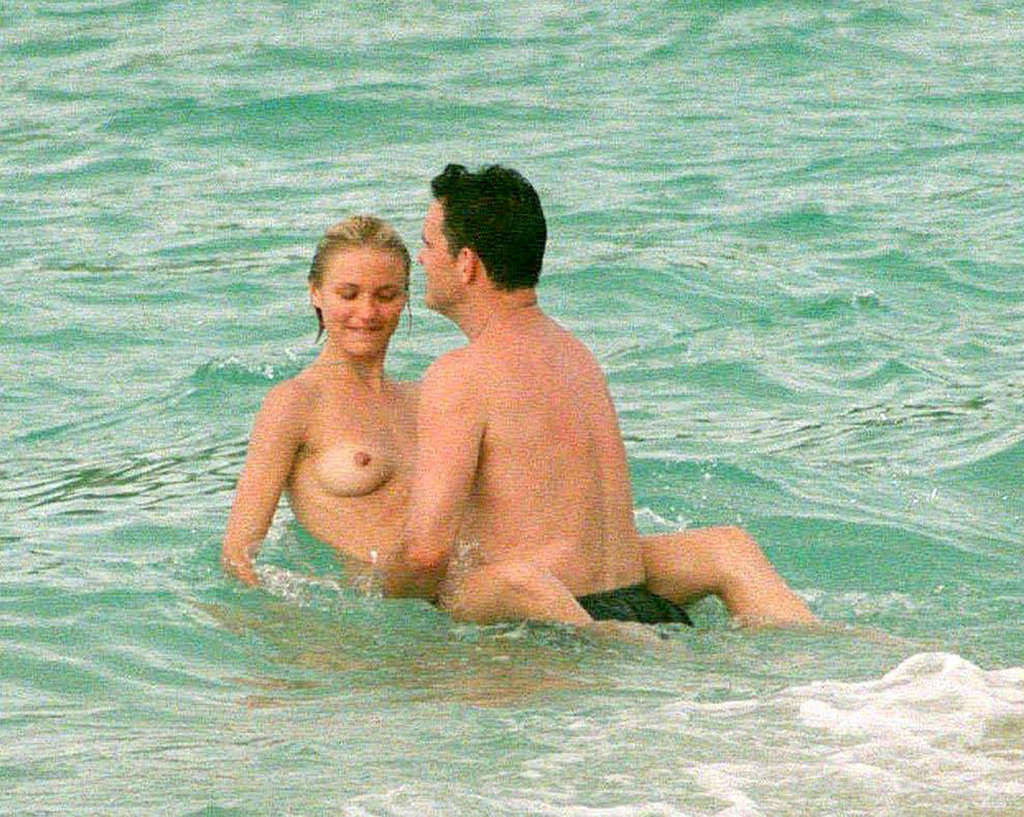 Cameron diaz montrant son cul sexy en string et profitant de la plage en topless
 #75365943