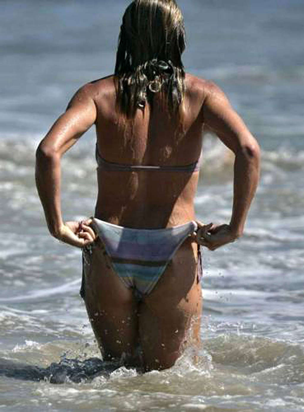 キャメロンディアスは、Tバックでセクシーなお尻を見せて、トップレスでビーチで楽しむ
 #75365978
