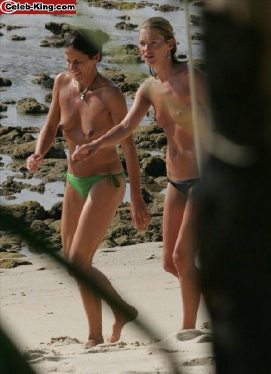 Heiße Berühmtheit Kate Moss zeigt sich nackt mit winzigen Brüsten
 #75391271