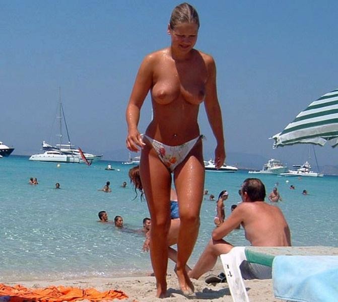 Vollbusiges Babe zeigt ihren nackten Körper am FKK-Strand
 #72248913