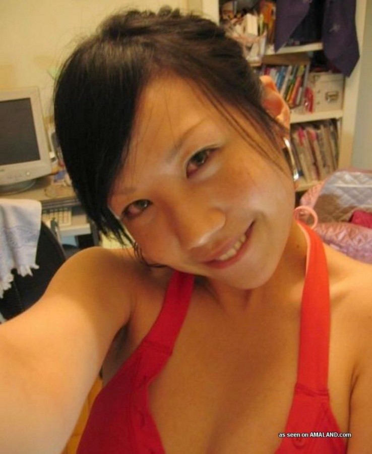 Nette Zusammenstellung einer Amateur-Cutie, die nackt posiert
 #67234804