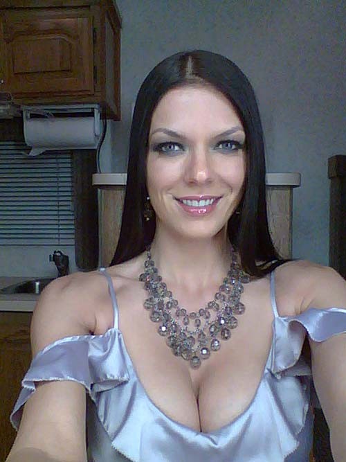 Adrianne Curry entblößt riesige Brüste und ihren nackten Körper
 #75282577