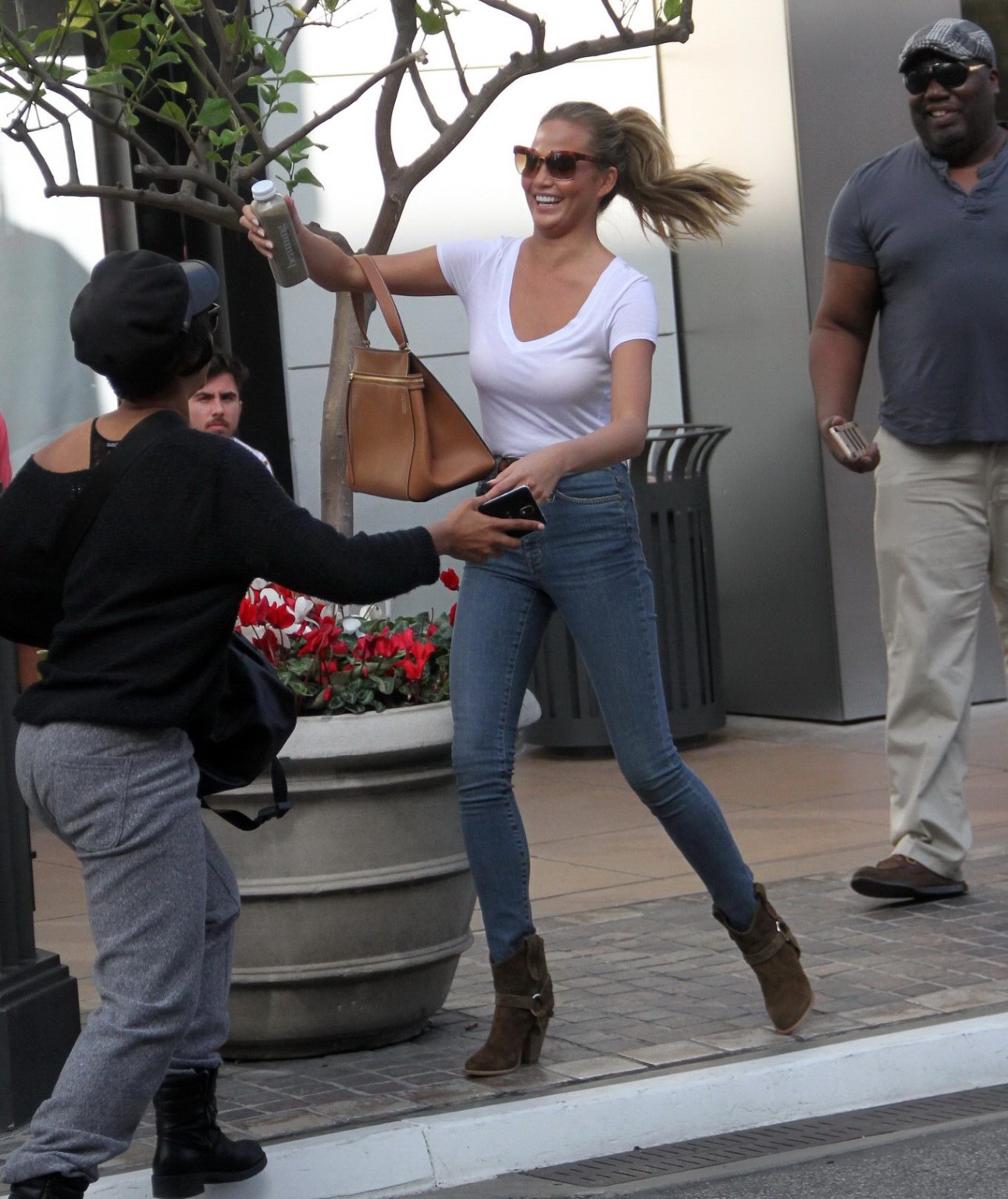 Chrissy Teigen vedere attraverso al reggiseno fuori a West Hollywood
 #75173613