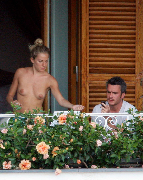 Sienna miller muestra sus bonitas tetas pequeñas en el balcón
 #75417119