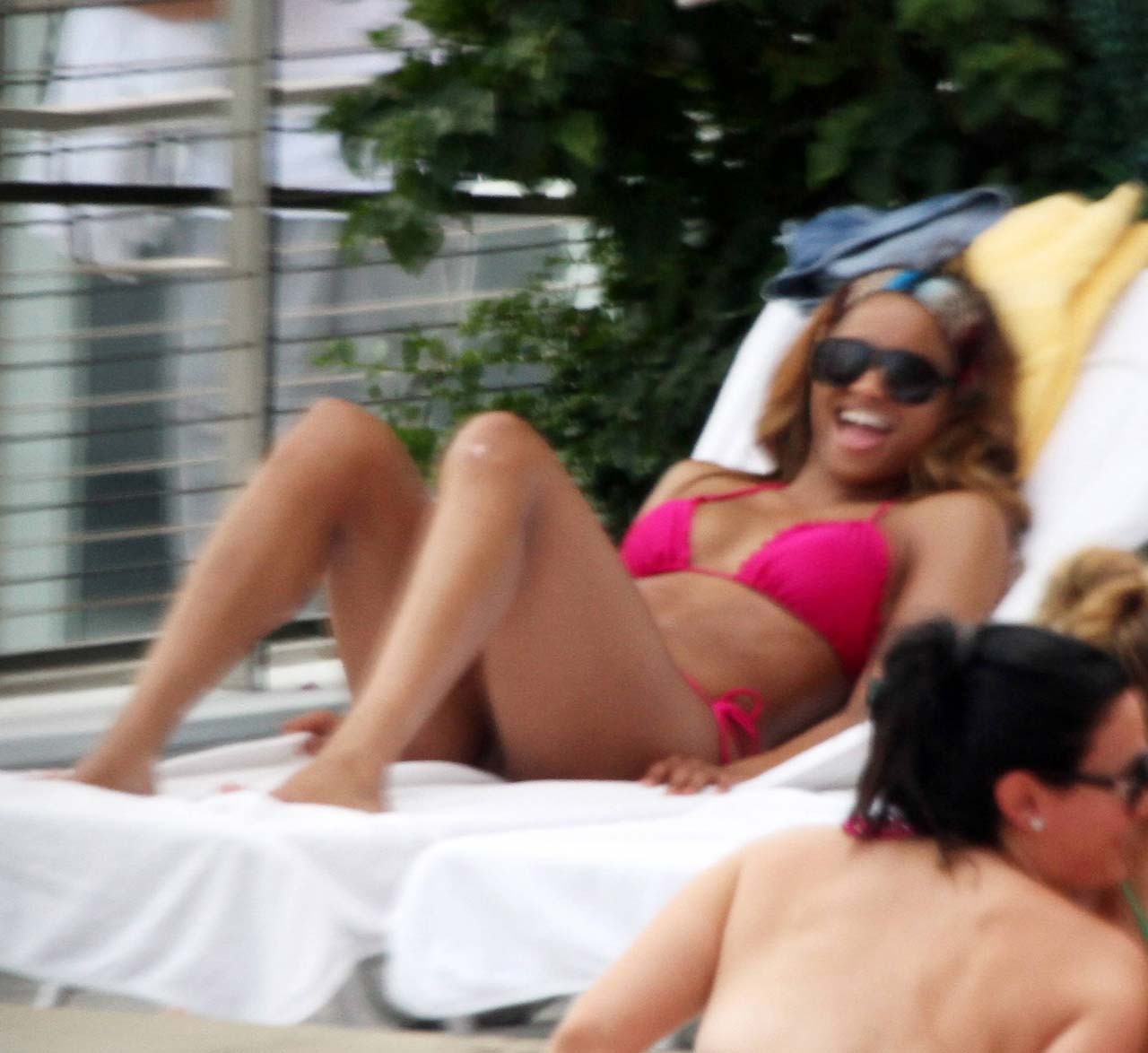 Ciara genießt am Pool und entblößt ihren verdammt sexy Körper im Bikini
 #75295955