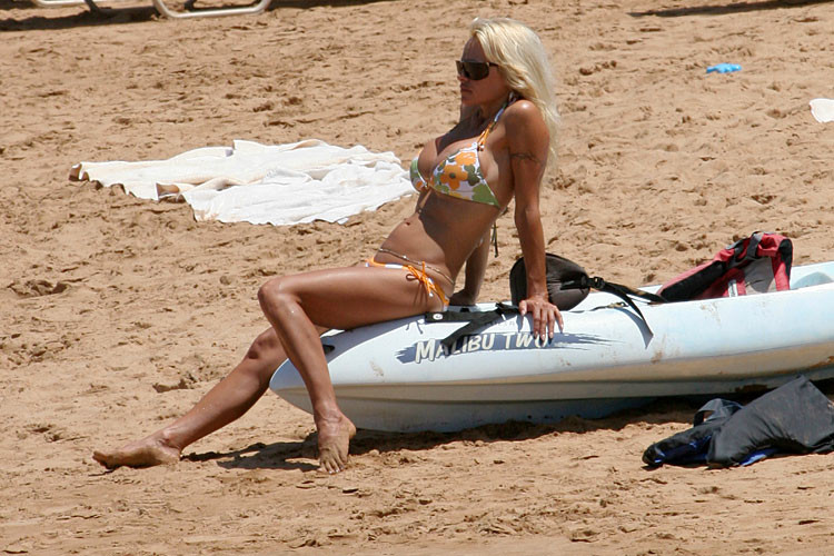 Pam Anderson shows nice body and great tits on the beach #75377379