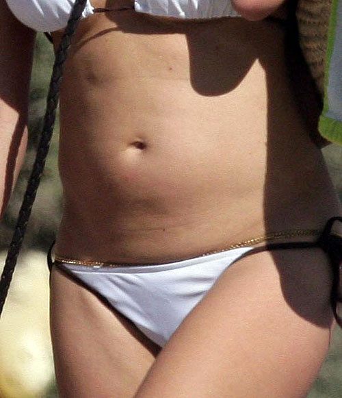 Pam Anderson zeigt schönen Körper und große Titten am Strand
 #75377407