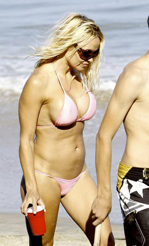 Pam anderson muestra un buen cuerpo y grandes tetas en la playa
 #75377410